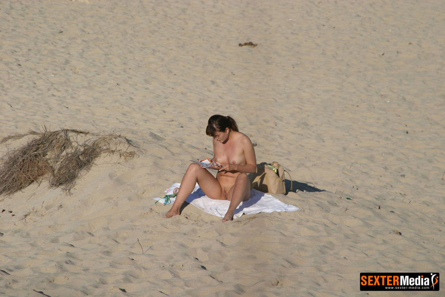 Naked amateur brunette spreading her legs w - XXX Dessert - Picture 5