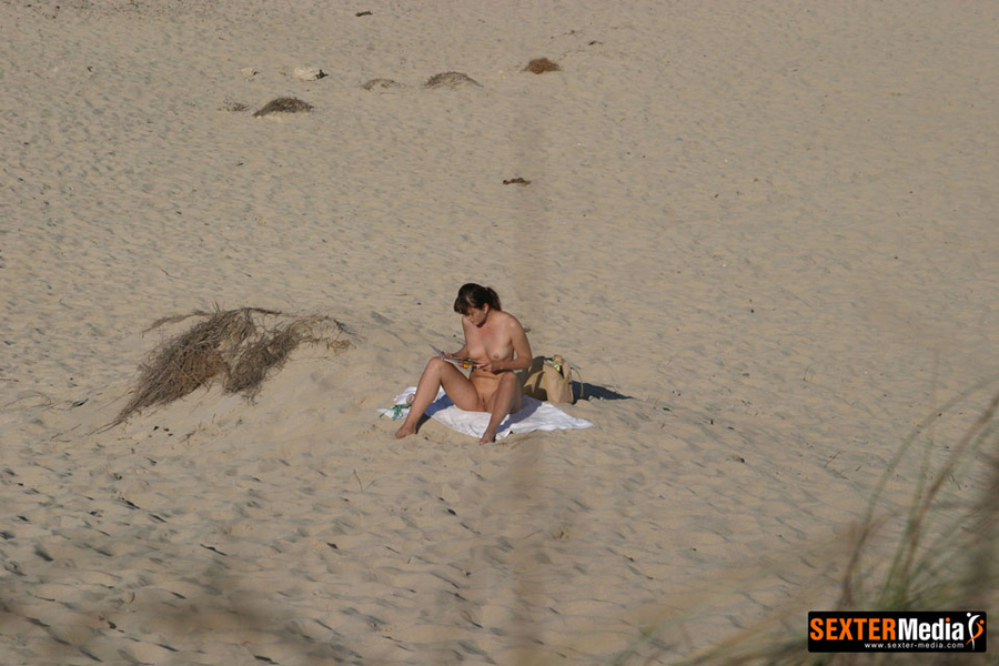 Naked amateur brunette spreading her legs w - XXX Dessert - Picture 6