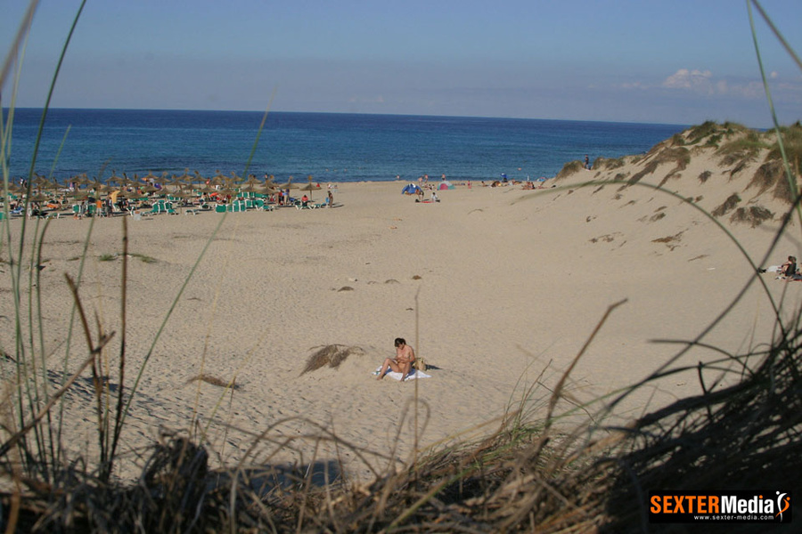 Naked amateur brunette spreading her legs w - XXX Dessert - Picture 8