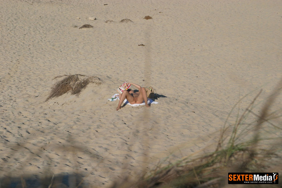 Naked amateur brunette spreading her legs w - XXX Dessert - Picture 9