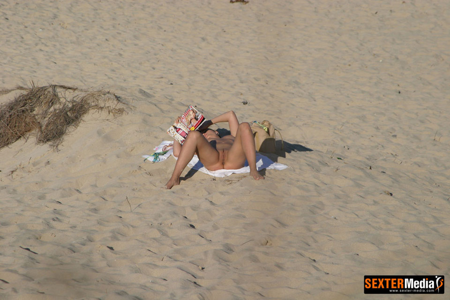 Naked amateur brunette spreading her legs w - XXX Dessert - Picture 10