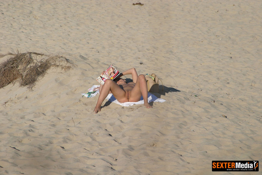 Naked amateur brunette spreading her legs w - XXX Dessert - Picture 11