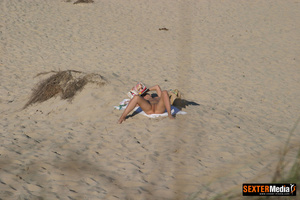 Naked amateur brunette spreading her leg - Picture 12
