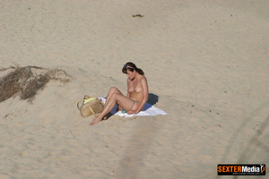 Naked amateur brunette spreading her leg - Picture 13