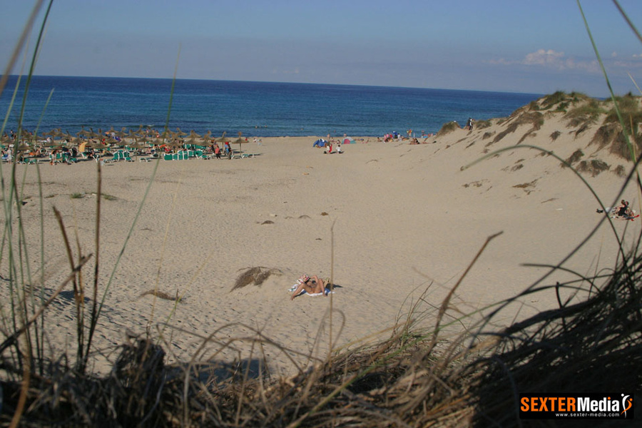 Naked amateur brunette spreading her legs w - XXX Dessert - Picture 14