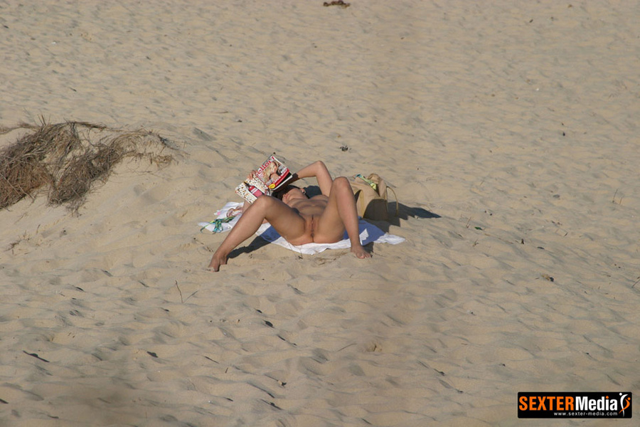 Naked amateur brunette spreading her legs w - XXX Dessert - Picture 16