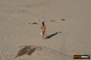 Naked amateur brunette spreading her leg - Picture 17