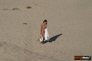 Naked amateur brunette spreading her leg - Picture 19