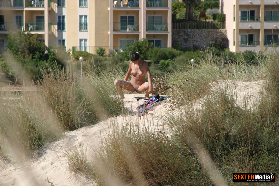 Check out amateur pics of sexy girl sunbath - XXX Dessert - Picture 20