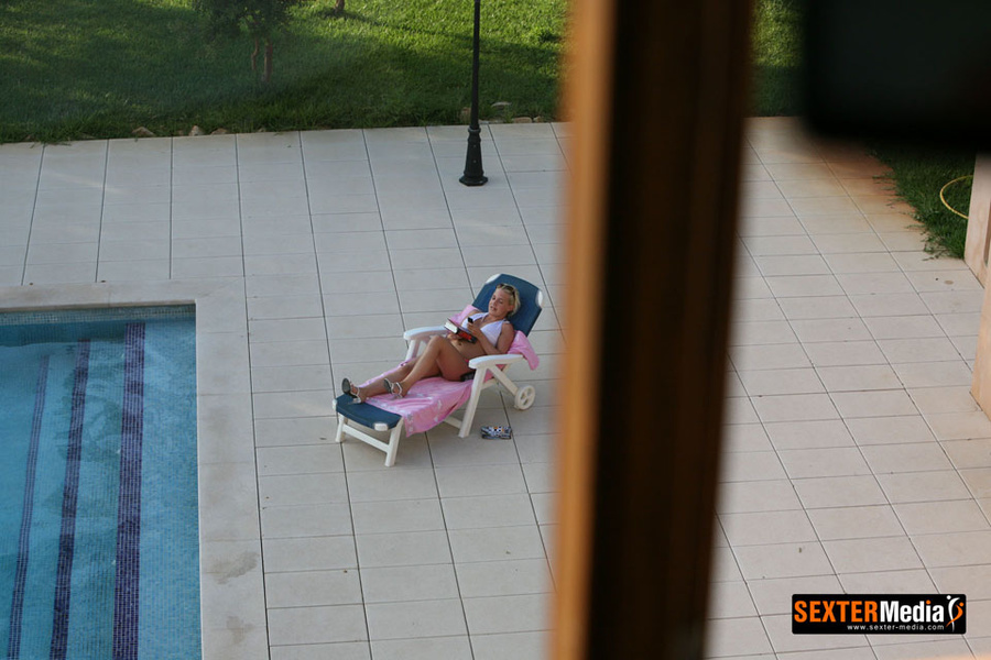 Sexy shaped blonde babe get caught undressi - XXX Dessert - Picture 1