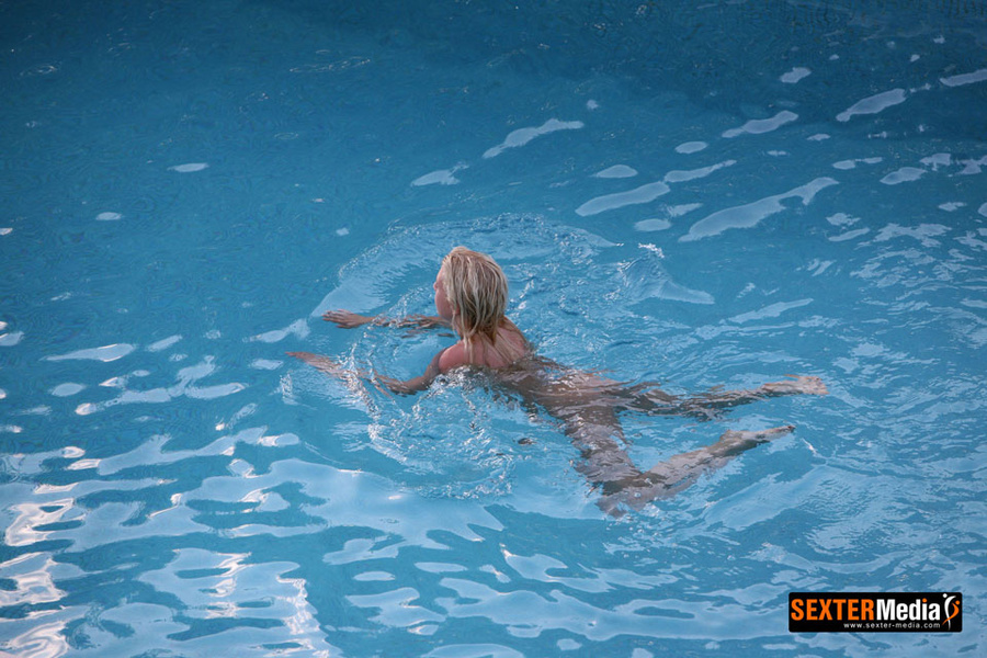 Sexy shaped blonde babe get caught undressi - XXX Dessert - Picture 10