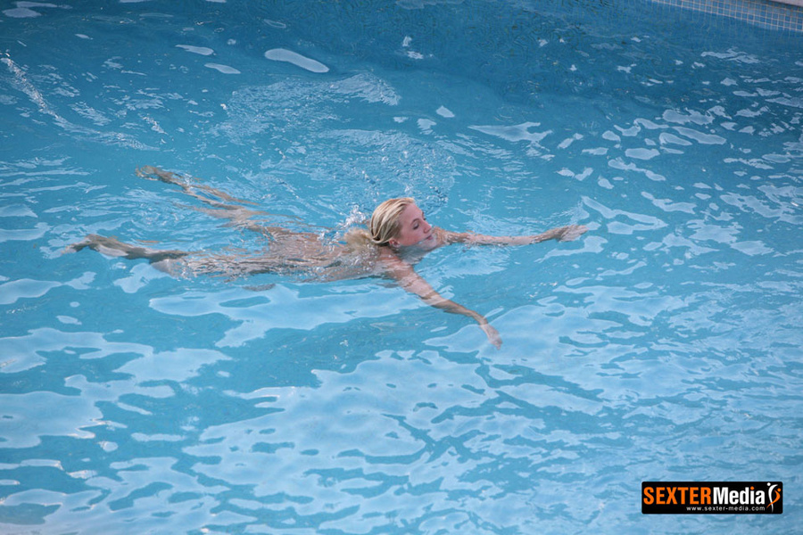 Sexy shaped blonde babe get caught undressi - XXX Dessert - Picture 12