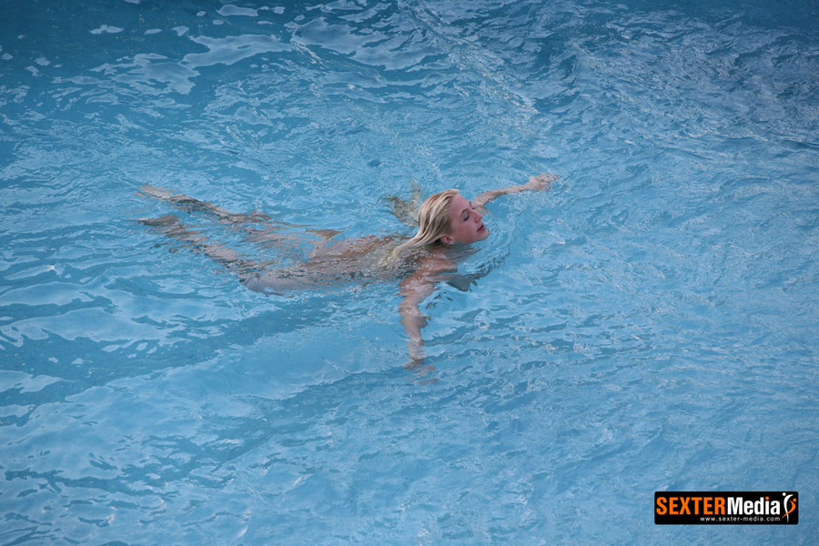 Sexy shaped blonde babe get caught undressi - XXX Dessert - Picture 13