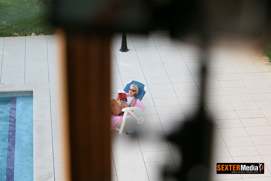 Sexy shaped blonde babe get caught undressi - XXX Dessert - Picture 14