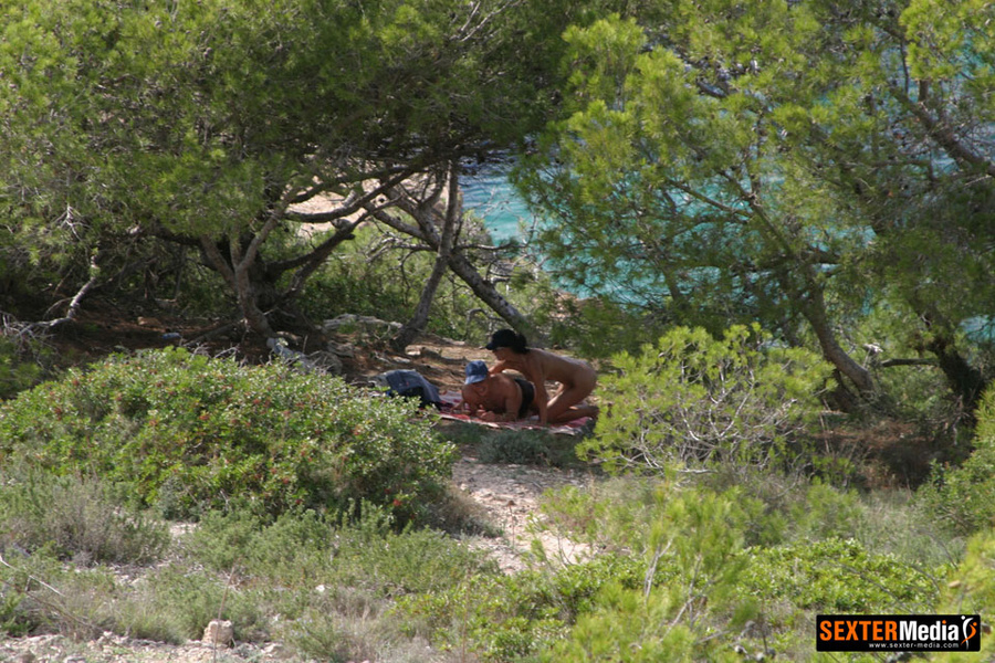 Real amateur couples enjoying outdoor fucki - XXX Dessert - Picture 4