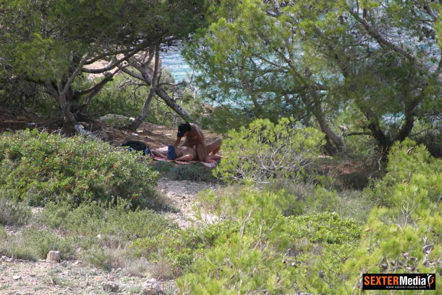 Real amateur couples enjoying outdoor fucki - XXX Dessert - Picture 10