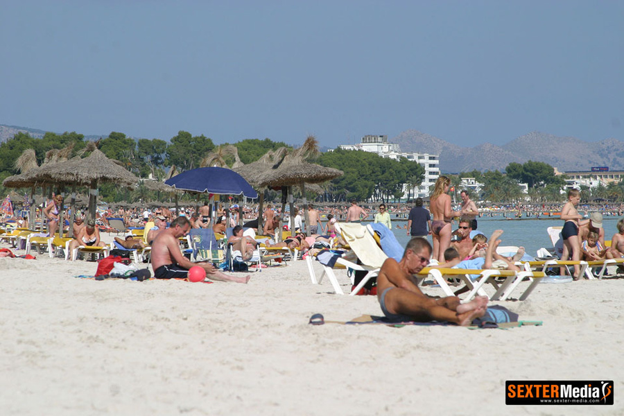 Two amateur lusty chicks sunbathing topless - XXX Dessert - Picture 2