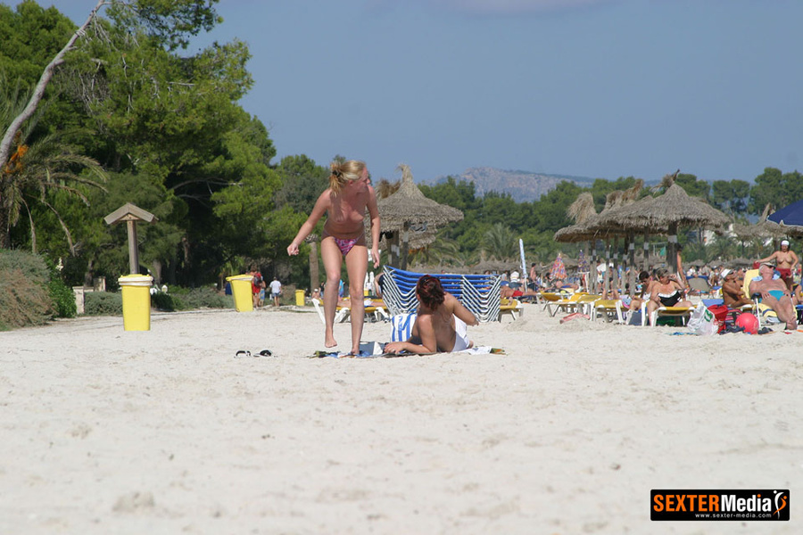 Two amateur lusty chicks sunbathing topless - XXX Dessert - Picture 8