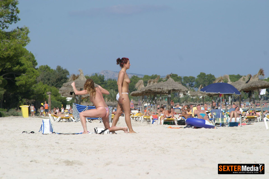 Two amateur lusty chicks sunbathing topless - XXX Dess