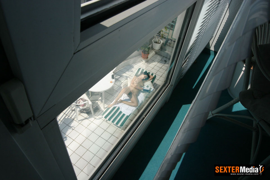 Dark haired sexy stunner sunbathing totally - XXX Dessert - Picture 3