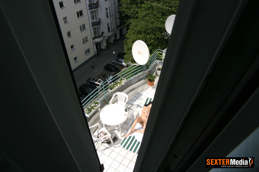 Dark haired sexy stunner sunbathing totally - XXX Dessert - Picture 4