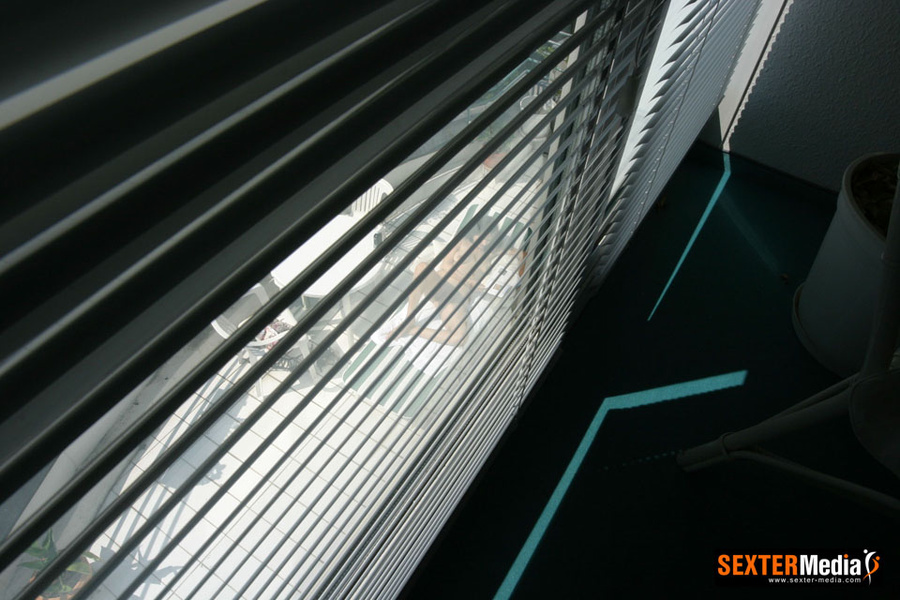 Dark haired sexy stunner sunbathing totally - XXX Dessert - Picture 5