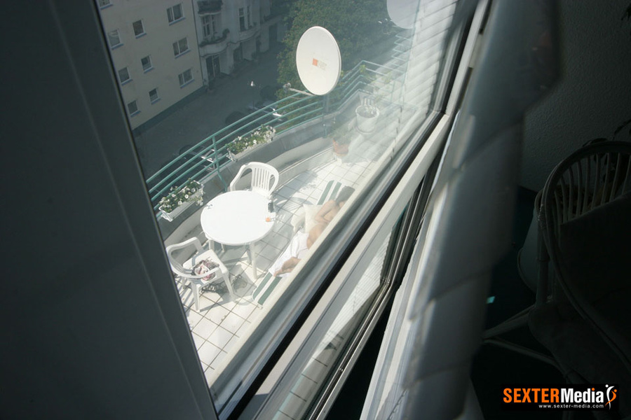 Dark haired sexy stunner sunbathing totally - XXX Dessert - Picture 8