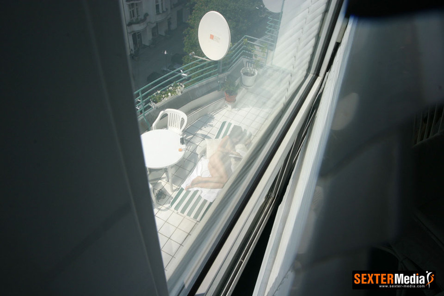 Dark haired sexy stunner sunbathing totally - XXX Dessert - Picture 9