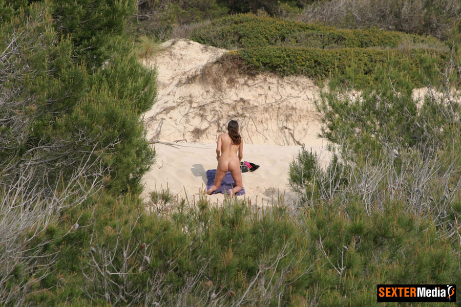 Shaved pussy taking off her bikini and spre - XXX Dessert - Picture 4