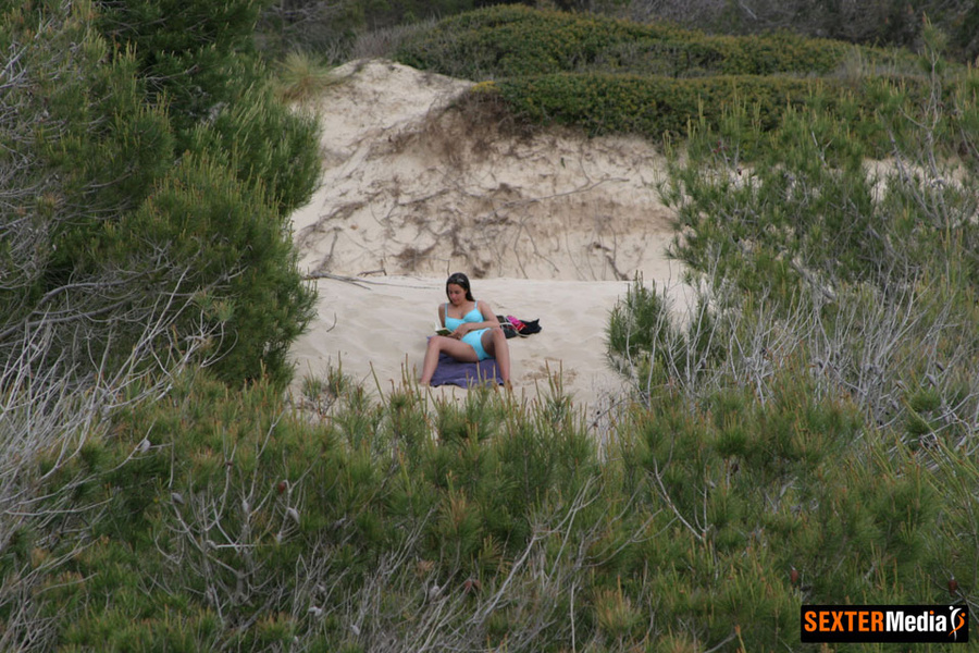 Shaved pussy taking off her bikini and spre - XXX Dessert - Picture 6