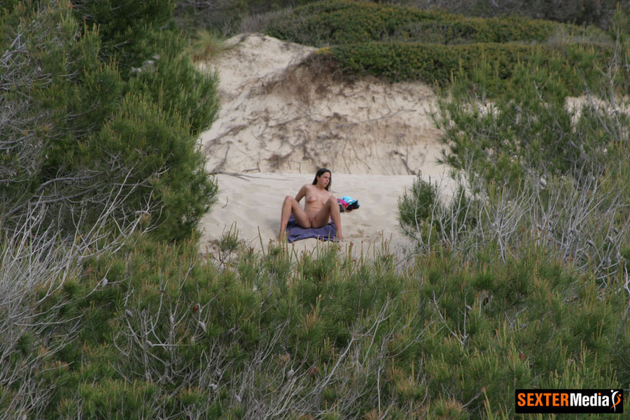 Shaved pussy taking off her bikini and spre - XXX Dessert - Picture 8