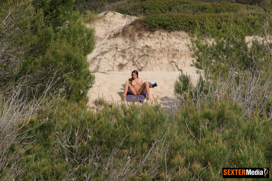 Shaved pussy taking off her bikini and spre - XXX Dessert - Picture 9