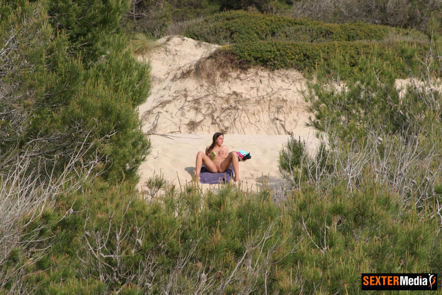 Shaved pussy taking off her bikini and spre - XXX Dessert - Picture 11