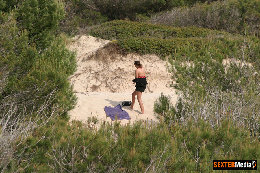 Shaved pussy taking off her bikini and spre - XXX Dessert - Picture 12