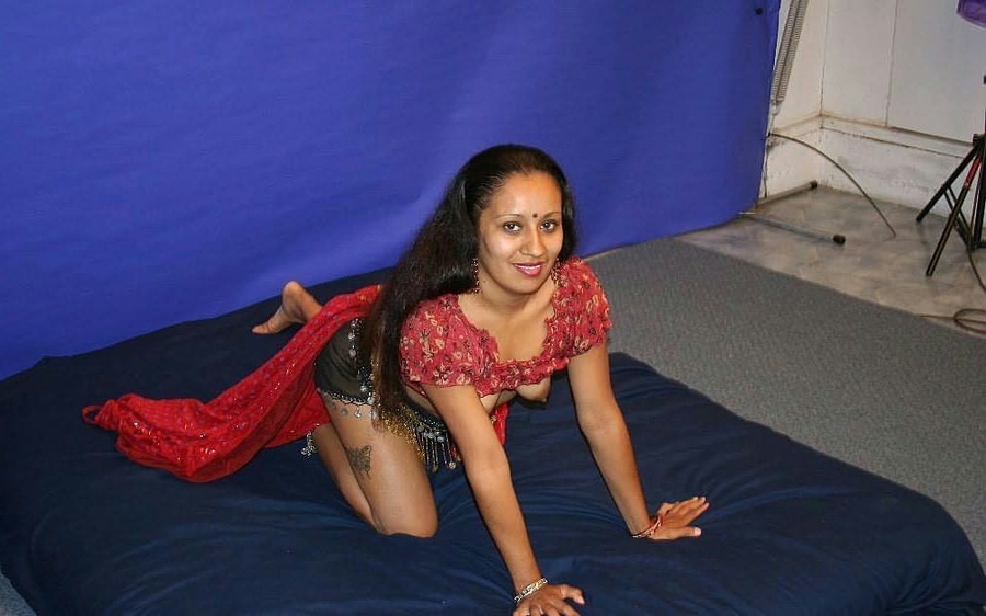 Sexy Indian pornbabe Lashki shows off her t - XXX Dessert - Picture 3