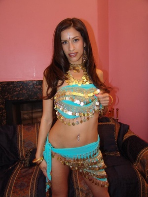 Sexy Indian pornstar Aruna shows off her - Picture 1