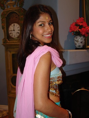 Pretty Indian model Mehla slurping a sti - XXX Dessert - Picture 2