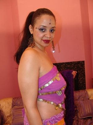 Foxy Indian Roopa flaunts her hot ass an - Picture 2