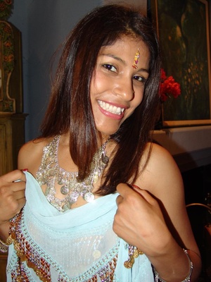Pretty Indian Mehla spreads her pussy li - Picture 4