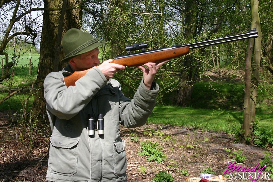 Teen xxx. Old senior hunter fucking a brune - XXX Dessert - Picture 1