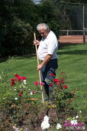 Old young xxx. One very lucky gardener g - Picture 1