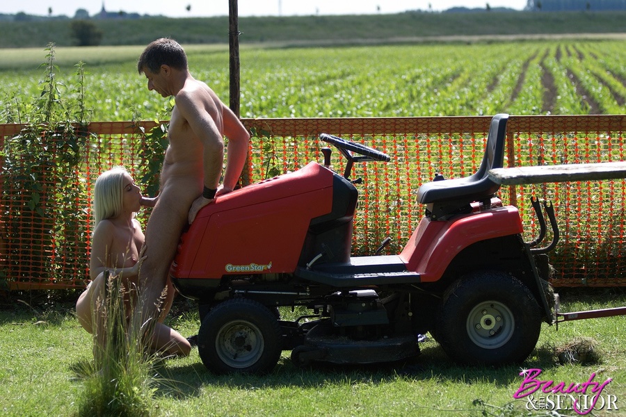 Young old sex. An old guy on a lawnmower fu - XXX Dessert - Picture 14