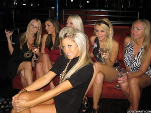 These crazy relaxed party girls doesn't  - Picture 1