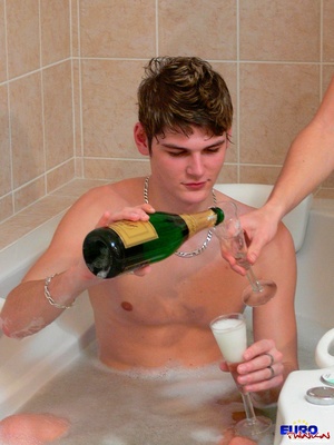 That innocent Gay Sex champagne party in the bathroom! - Picture 5