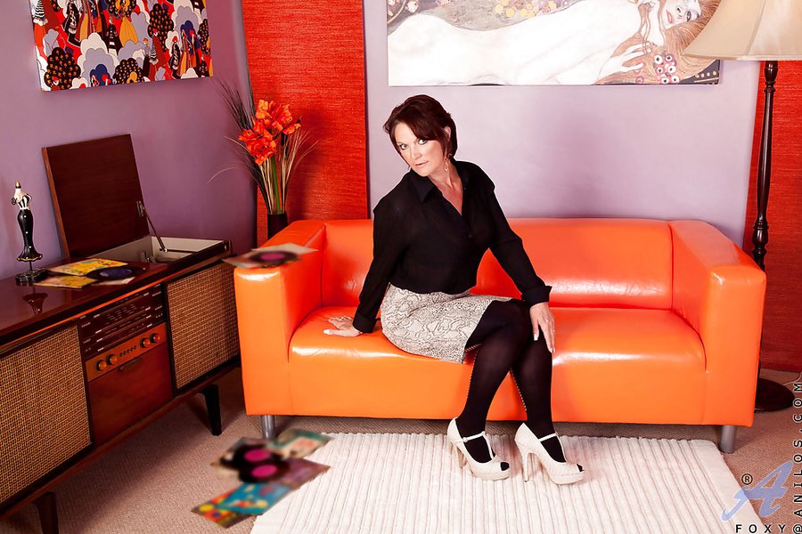 Amazing big tit brunette mom - XXX Dessert - Picture 1