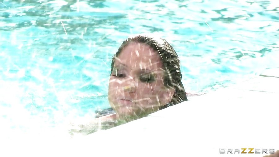 American voluptuous poolside - XXX Dessert - Picture 1