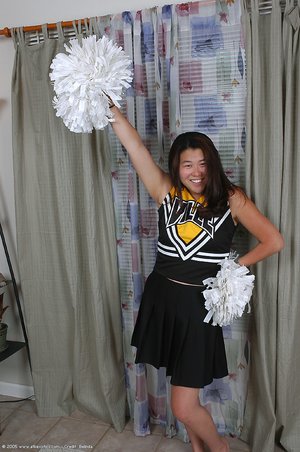 Beautiful asian cheerleader - Picture 1