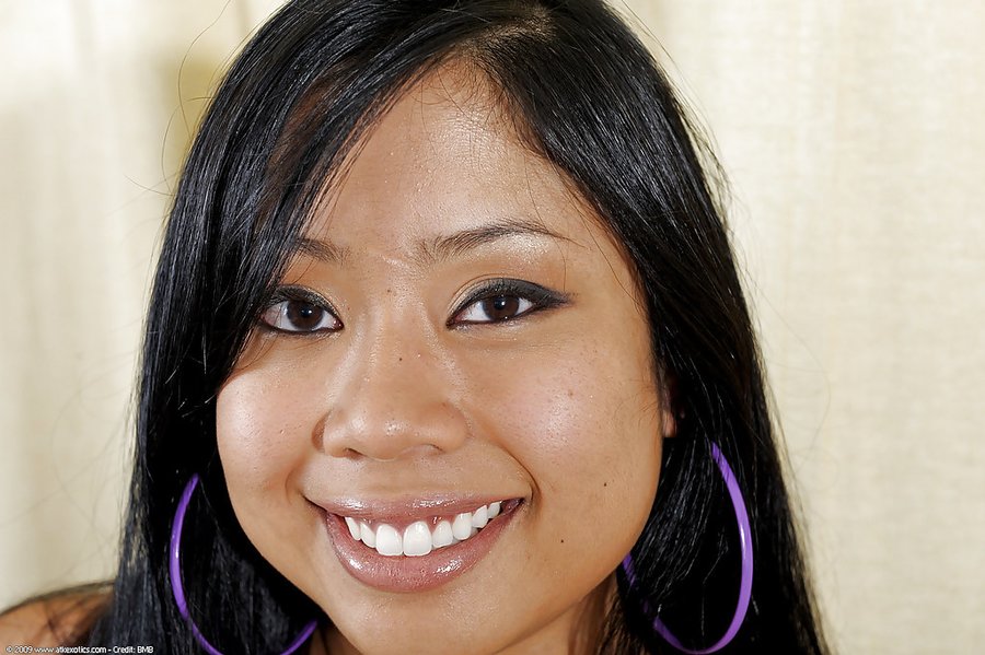 Natural tits shaved pussy close up - XXX Dessert - Picture 1