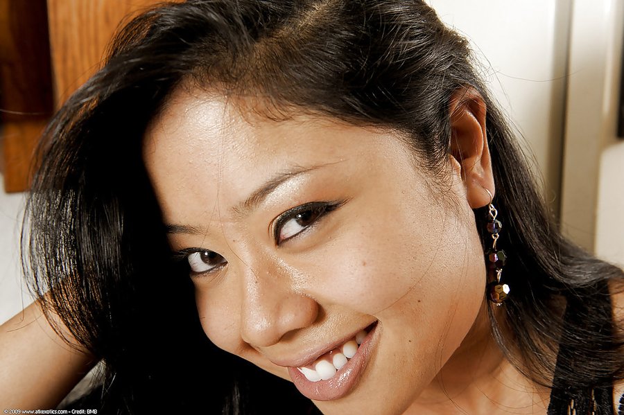 Amazing amateur brunette milf - XXX Dessert - Picture 5