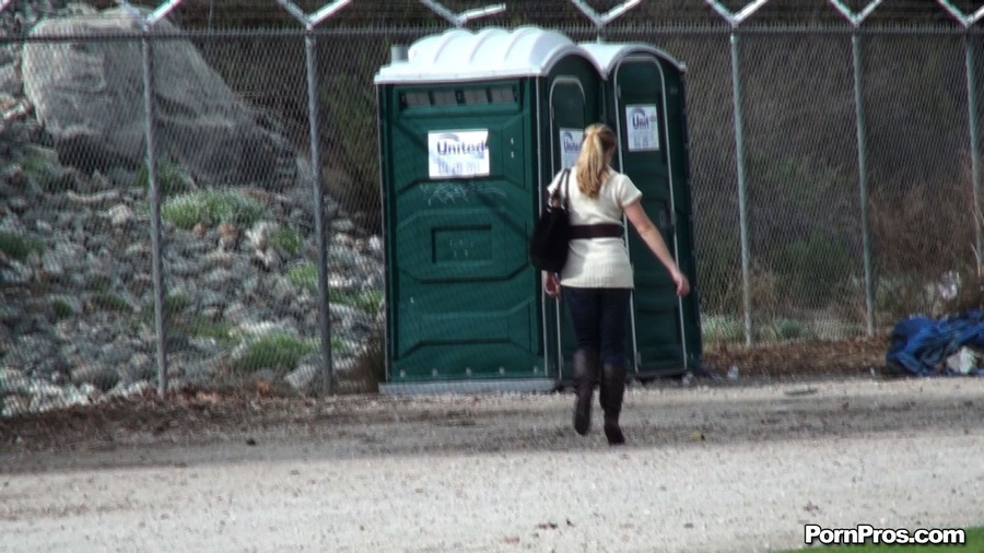 Spy sex. Lock the door slut. - XXX Dessert - Picture 3